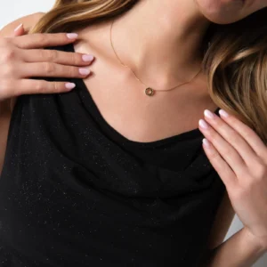 naszyjnik z kółkiem wysadzanym czarnymi cyrkoniami na modelce