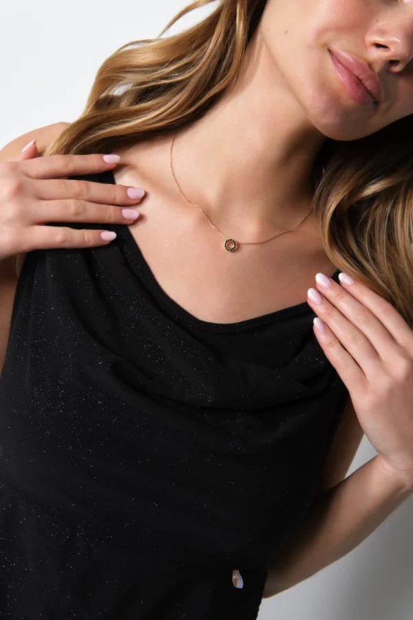 naszyjnik z kółkiem wysadzanym czarnymi cyrkoniami naszyjnik z kółkiem wysadzanym czarnymi cyrkoniami na modelce