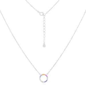 naszyjnik z kółeczkiem wysadzanym kolorowymi cyrkoniami na białym tle