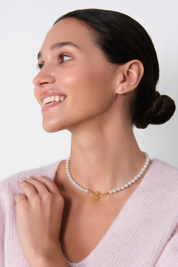 naszyjnik z pereł i kolczyki model naszyjnik choker z pereł i kolczyki z pereł na modelce