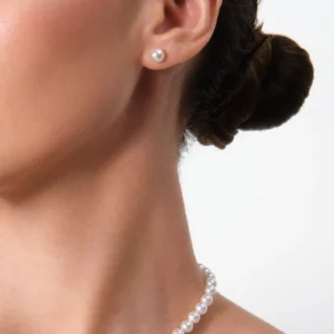 zbliżenie na naszyjnik z pereł i kolczyki na modelce