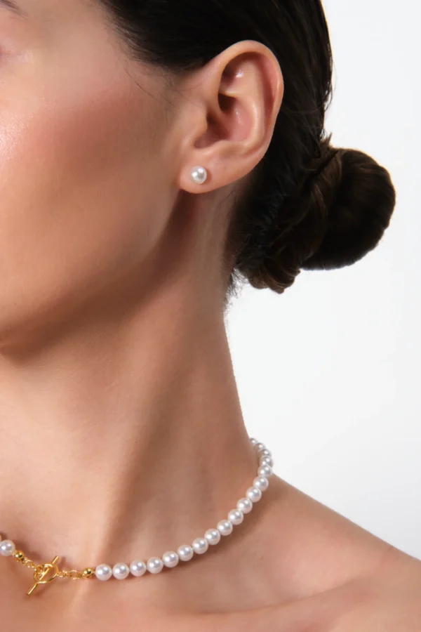 naszyjnik z pereł i kolczyki zbliżenie zbliżenie na naszyjnik z pereł i kolczyki na modelce