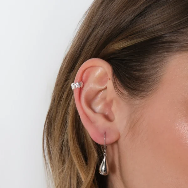 nausznica gałązka i kolczyki krople srebrne nausznica gałązka i kolczyki krople wiszące srebrne na uchu modelki