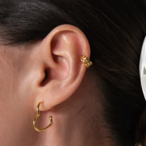 nausznica listki i kolczyk serce na uchu