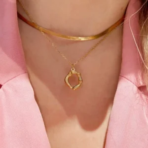 Naszyjnik o nieregularnym kształcie w stylizacji