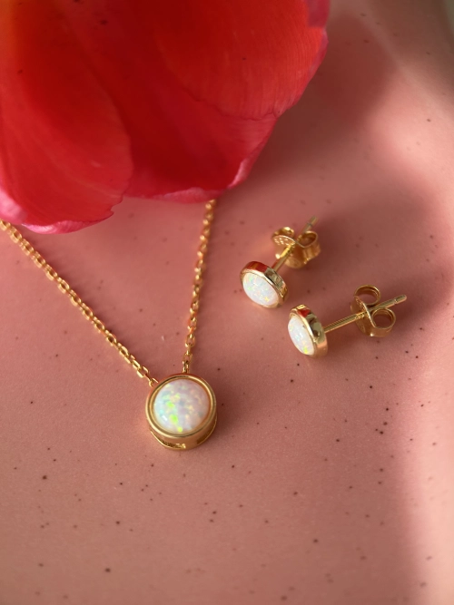 zestaw z opalem na podkładzie przy tulipanie