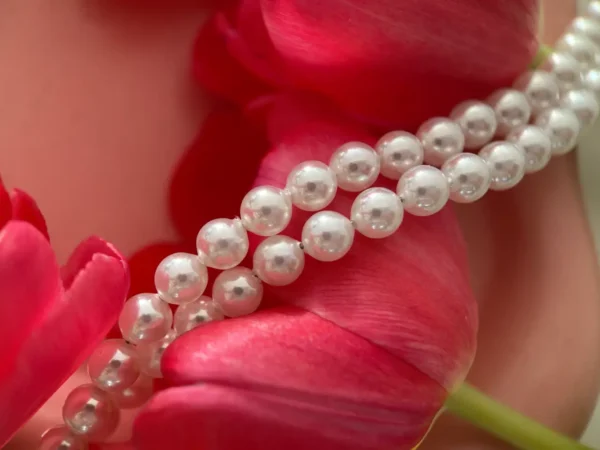 perly na kwiatku naszyjnik z pereł przy kwiatach
