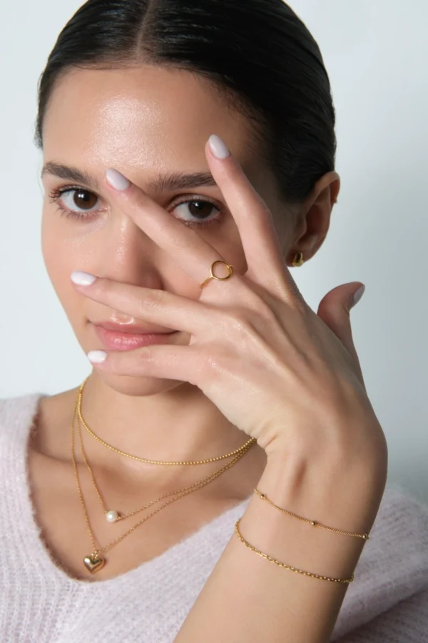 pierscionek kółeczko i set naszyjników modelka prezentująca set naszyjników i pierścionek z kółeczkiem