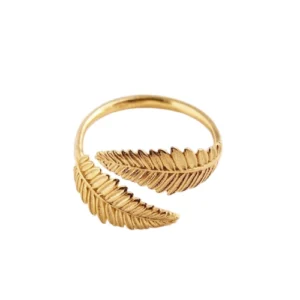 pierścionek liscie regulowany pozłacany na białym tle