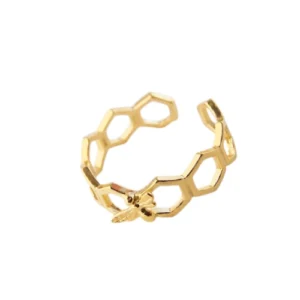 pierścionek plaster miodu z pszczołą pozłacany regulowany na białym tle