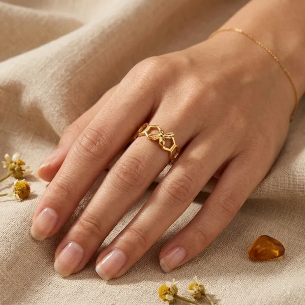 pierścionek plaster miodu z pszczołą regulowany pierscionek plaster miodu na dłoni modelki lukier jewellery idealny na prezent motyw natury w biżuterii