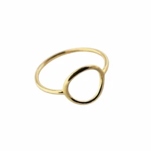 elegancki pierścionek z kółeczkiem na białym tle