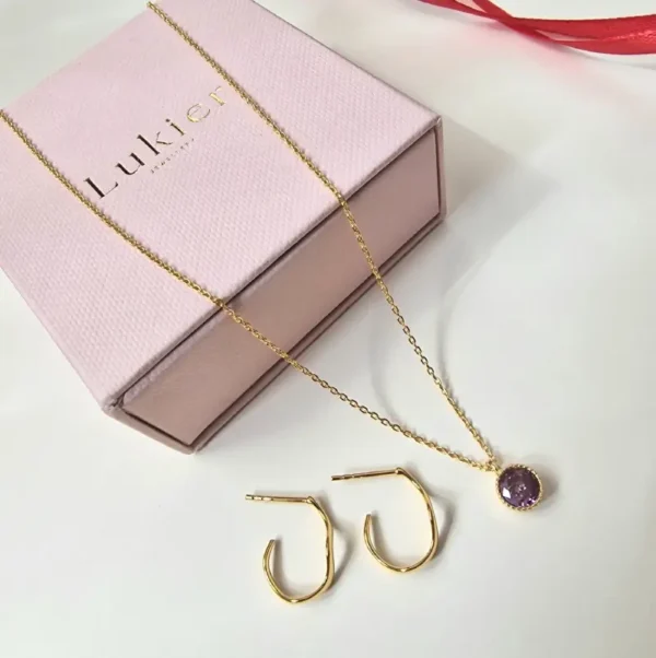 stylizacja kolczyki ametyst zestaw kolczyki fala i naszyjnik z ametystem przy pudełku