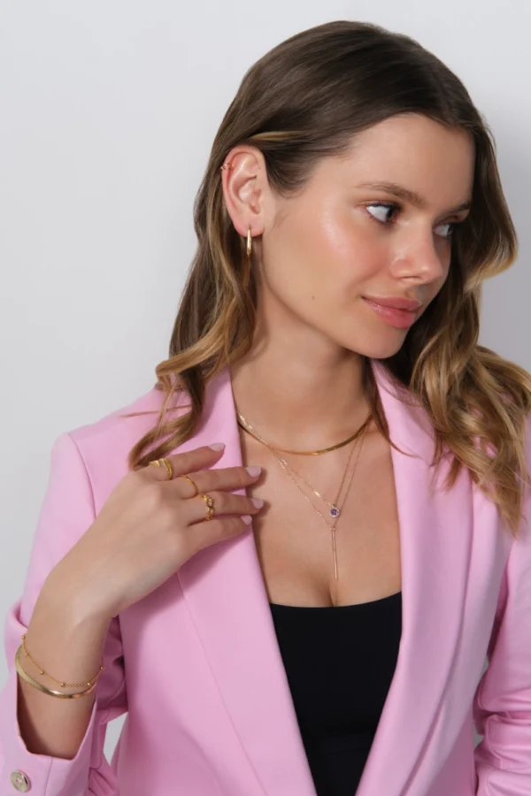 stylizacja naszyjnikow modelka stylizacja biżuterii lukier jewellery na modelce w różowym garniturze