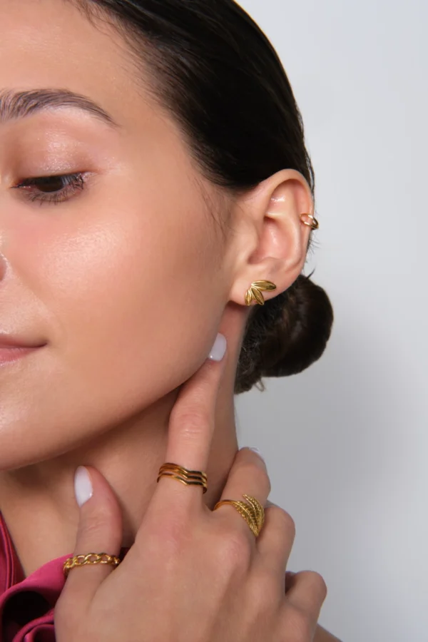 stylizacja pierscionkow pierścionki i kolczyki na modelce