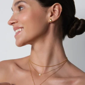 stylizacja naszyjników, serca, perła, kuleczki choker na modelce