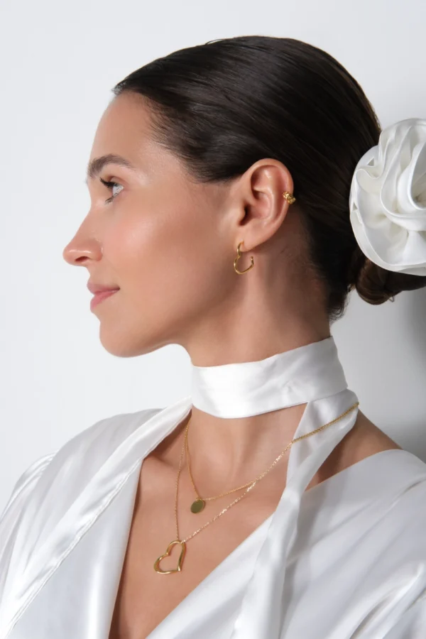 stylizacja z sercami Stylizacja biżuterii na medelce, kolczyki serca naszyjnik serce