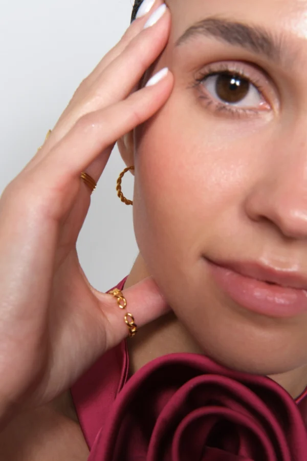 zblizenie kolczyk skrecony zblizenie na kolczyk skręcony koło miedzy dłonią modelki