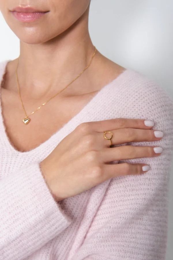 zblizenie na pierscionek z kółkiem zblizenie na pierscionek z kółeczkiem na dłoni