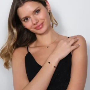 modelka prezentująca zestaw biżuterii serca z czarną emalią