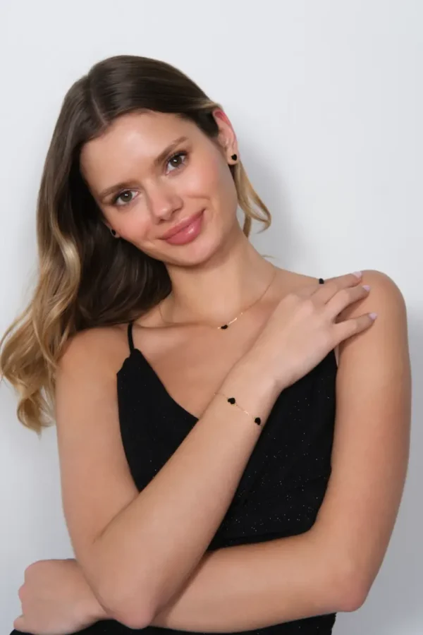 zestaw czarne serca emalia1 modelka prezentująca zestaw biżuterii serca z czarną emalią