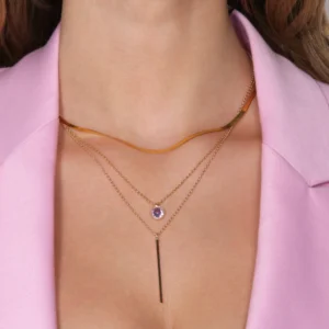 zestaw naszyjników, żmijka, ametyst, słupek w zbliżeniu na modelce