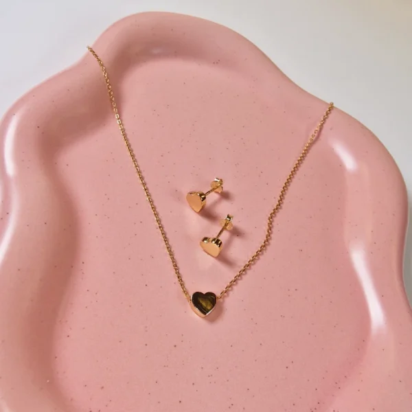 zestaw serca pozlacane na podkladzie zestaw naszyjnik i kolczyki serca na podkładzie