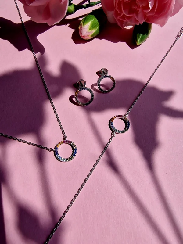 zestaw z kolorowymi cyrkoniami zestaw srebrny z kolorowymi cyrkoniami w kółeczku