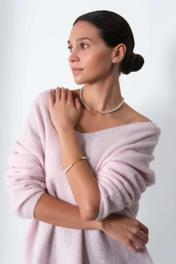 zestaw z pereł na modelce zestaw z pereł na modelce, naszyjnik bransoletka i kolczyki