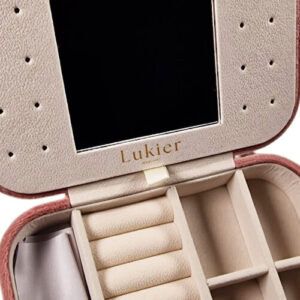 zblizenie na logo kuferka