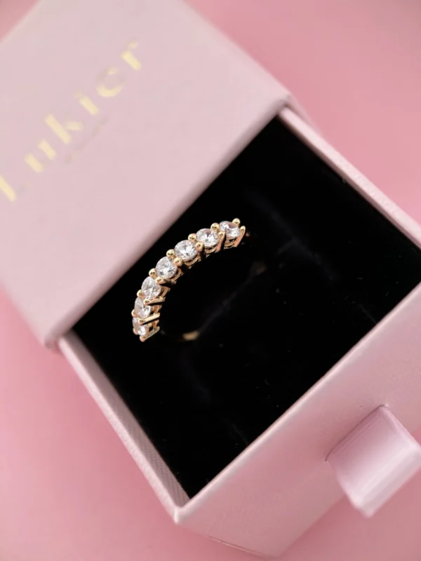 Elegancki pierścionek obrączka z cyrkoniami w pudełku Lukier jewellery Elegancki pierścionek obrączka z cyrkoniami w pudełku gotowy na prezen, kobieca biżuteria modowa Lukier jewellery