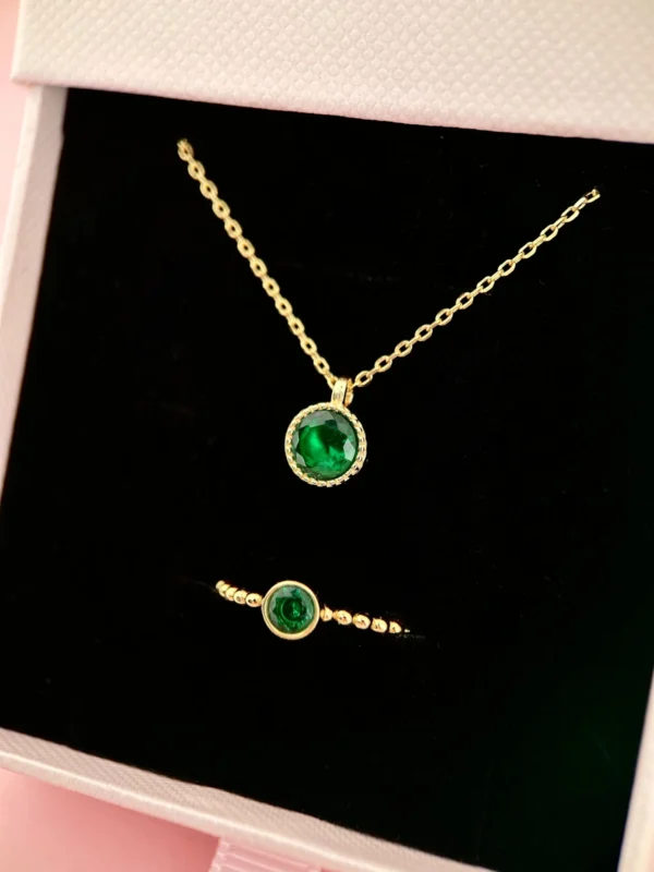 Naszyjnik i pierścionek ze szmaragdową cyrkonią zestaw w pudełku Lukierjewellery Naszyjnik i pierścionek ze szmaragdową cyrkonią zestaw w pudełku Lukierjewellery, z zielonym oczkiem