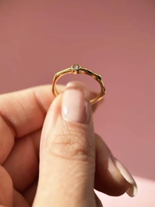 Nieregularny Pierścionek z cyrkonią, srebro 925 pozłacane _ Lukier jewellery Nieregularny Pierścionek z cyrkonią, srebro 925 pozłacane Lukier jewellery, pięknie błyszczy i zachwyca formą