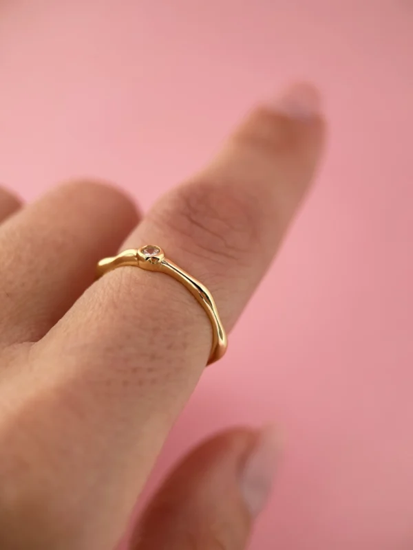 Nieregularny Pierścionek z cyrkonią, srebro 925 pozłacane _ Lukier jewellery na palcu Nieregularny Pierścionek z cyrkonią, srebro 925 pozłacane Lukier jewellery na palcu prezentuje się pięknie