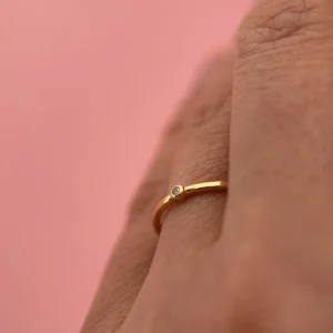 Pierścionek z cyrkonią minimalistyczny pozłacany _ Lukier Jewellery na palcu, modny słodki i symboliczny