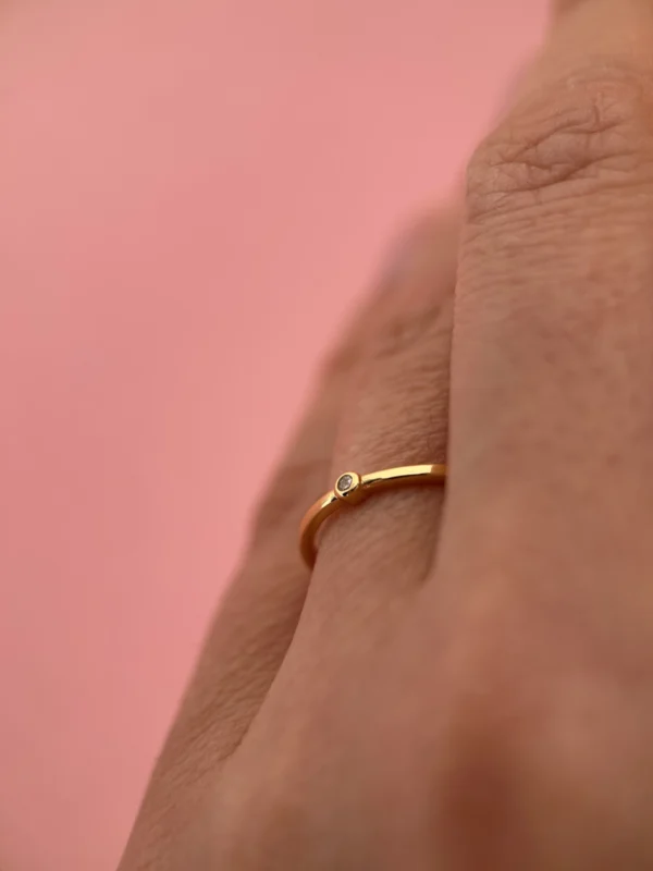 Pierścionek z cyrkonią minimalistyczny pozłacany _ Lukier Jewellery na palcu Pierścionek z cyrkonią minimalistyczny pozłacany _ Lukier Jewellery na palcu, modny słodki i symboliczny