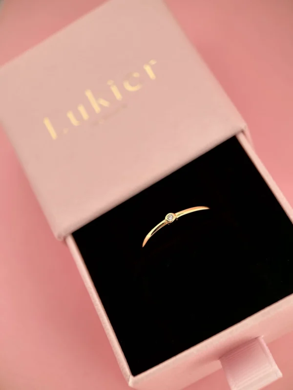 Pierścionek z cyrkonią minimalistyczny pozłacany _ Lukier Jewellery w pudełku Pierścionek z cyrkonią minimalistyczny pozłacany _ Lukier Jewellery w pudełku, minimalizm i elegancja