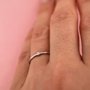 Pierścionek z cyrkonią srebro 925 minimalistyczny na palcu