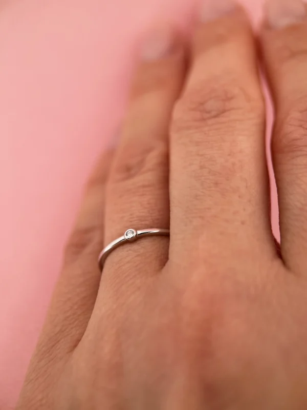 Pierścionek z cyrkonią srebro 925 minimalistyczny Pierścionek z cyrkonią srebro 925 minimalistyczny na palcu