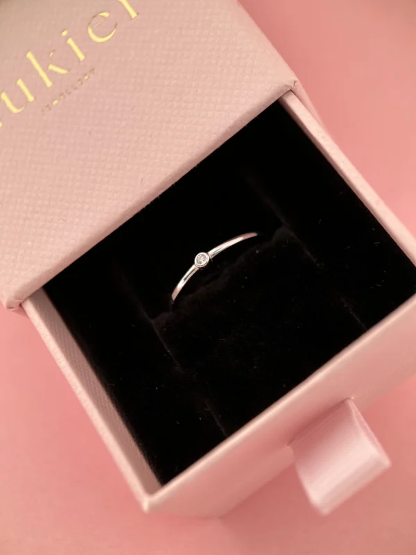 Pierścionek z cyrkonią srebro 925 minimalistyczny w pudełku Pierścionek z cyrkonią srebro 925 minimalistyczny w pudełku, biżuteria minimalistyczna modowa