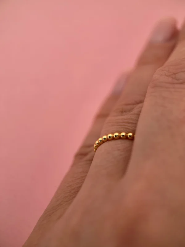 pozłacany pierścionek z kuleczkami na palcu pozłacany pierścionek z kuleczkami na palcu, minimalistyczny do łączenia w sety i zestawy