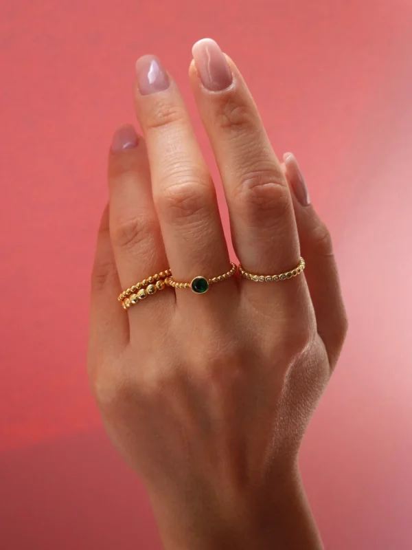 zestaw pierścionków bubble lukier jewellery Stylizacja pierścionków na dłoni pierścionkami buuble kulkowymi Lukier jewellery