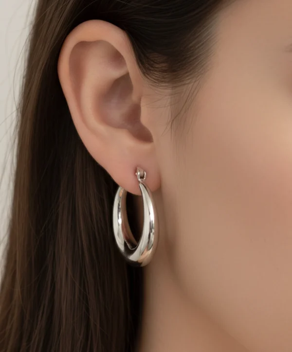 kolczyki wiszące koła lukier jewellery Masywne srebrne kolczyki koła 2,5 cm szerokość 0,5 cm marka Lukier Jewellery na uchu modelki, piękne i eleganckie