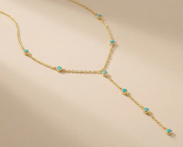 naszyjnik krawatka opal niebieski podkreślający dekolt naszyjnik krawatka z niebieskim opalem, piękny i zmysłowy