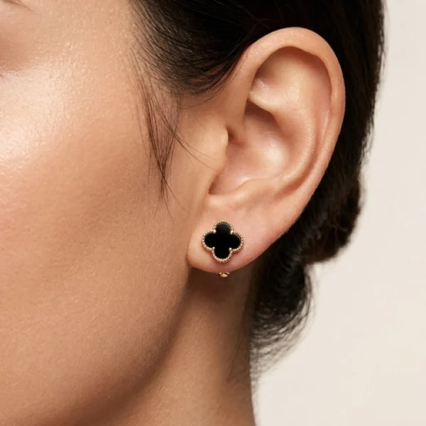Kolczyki koniczyny z czarnym onyksem pozłacane lukier jewellery Pozłacane kolczyki koniczyny z czarnym onyksem na sztyft na uchu modelki, piękne i modne wkrętki Lukier jewellery