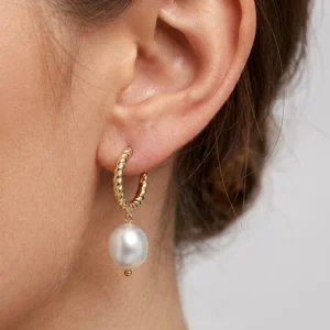 Kolczyki z perłą na kole na sztyft lukier jewellery kolczyki pozłacane z perłą na sztyft na uchu modelki
