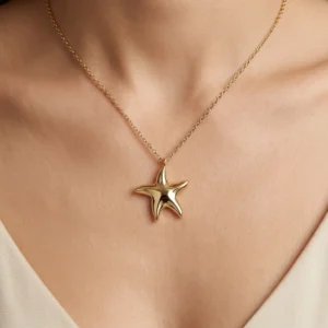 Naszyjnik z rozgwiazdą na modelce pozłacany Lukier jewellery Kobieta nosząca pozłacany naszyjnik z rozgwiazdą Lukier Jewellery