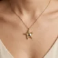 Kobieta nosząca pozłacany naszyjnik z rozgwiazdą Lukier Jewellery