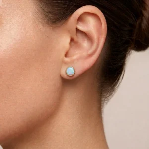 kolczyk z opalem na sztyft na modelce lukier jewellery pozłacane kolczyki z opalem 9mm na sztyft na uchu modelki lukier jewellery