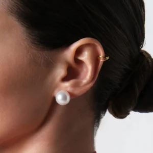kolczyk perła 10mm lukier Kolczyki z perłą 10mm na sztyft na uchu modelki, kobiece ponadczasowe duze perły 1cm